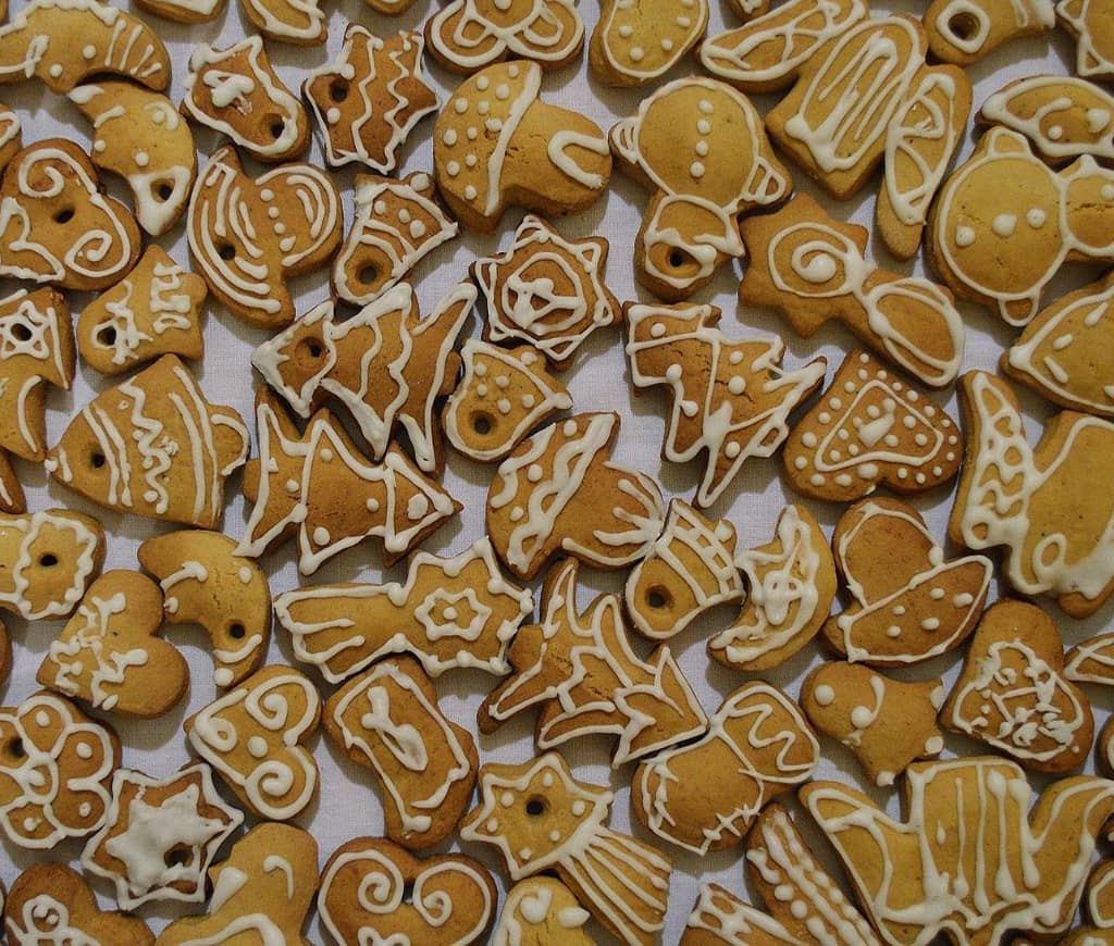 Honey cakes can be used in microbiology research to study natural antimicrobial properties